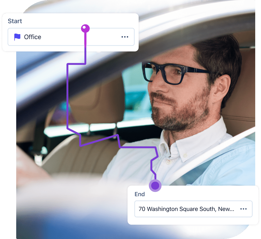 un homme portant des lunettes assis dans une voiture à la recherche de directions.