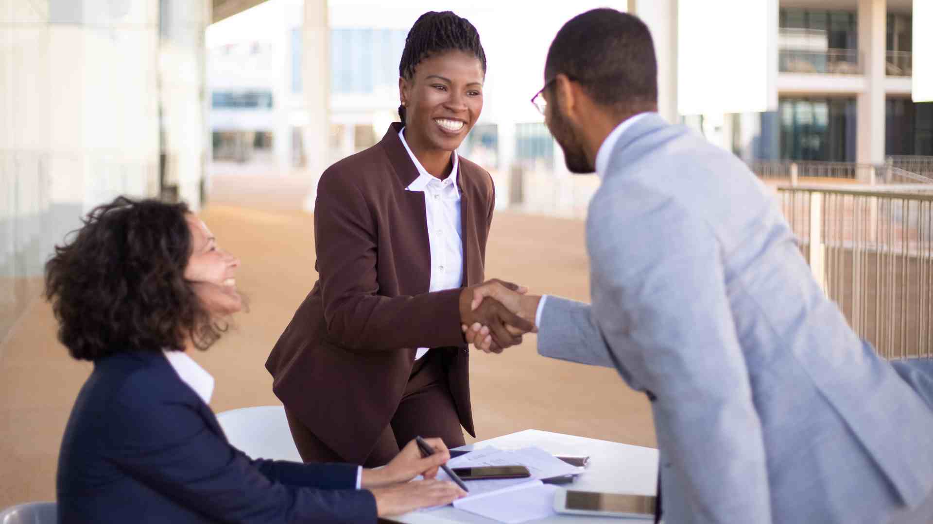 sales-people-meeting